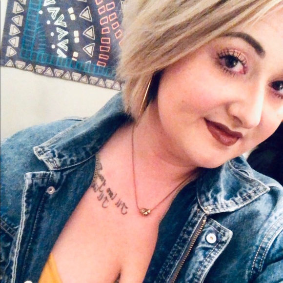 Meet your Posher! - Picture 1 of 3